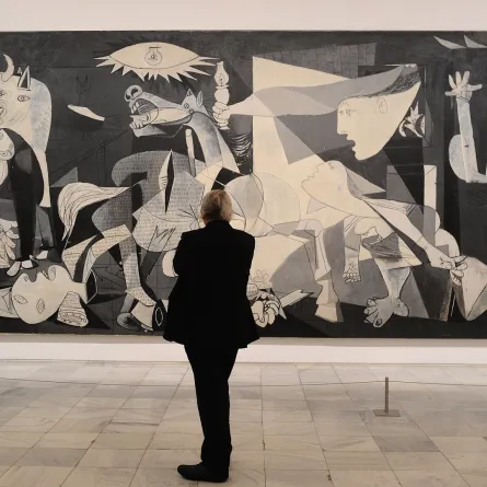 قراءة الرموز المخفية في لوحة غيرنيكا Guernica painting الضخمة لبيكاسو(مصدر الصورة: Denis Doyle/Getty Images)