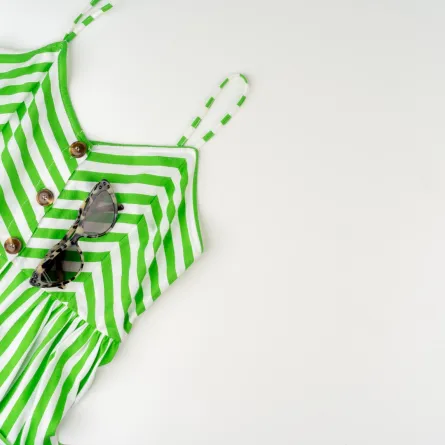 فستان مصنوع من قماش خفيف