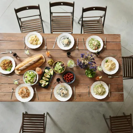 طاولة الطعام في المنزل 