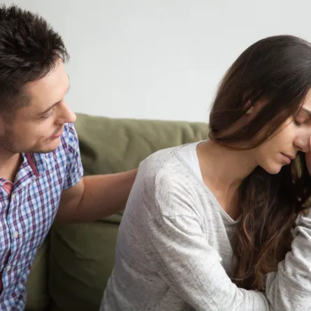 زوج يحاول مصالحة زوجته وهي تبدي استياءً