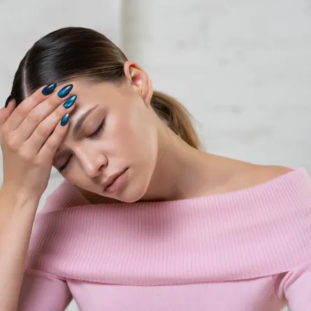 فتاة تعاني من الصداع 