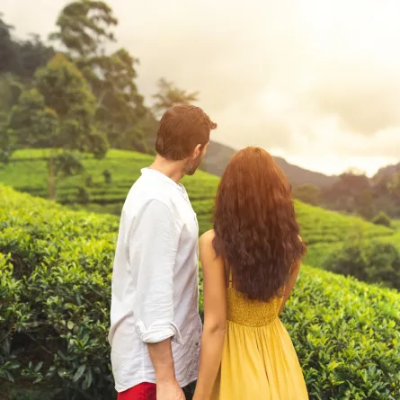 زوجان يبدو عليهما الانسجام والمودة 