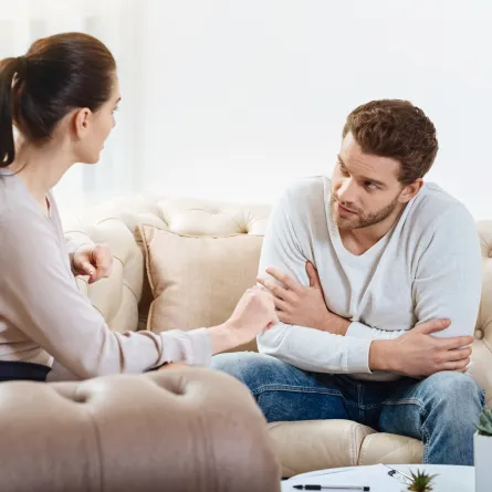 زوجة تناقش زوجها 