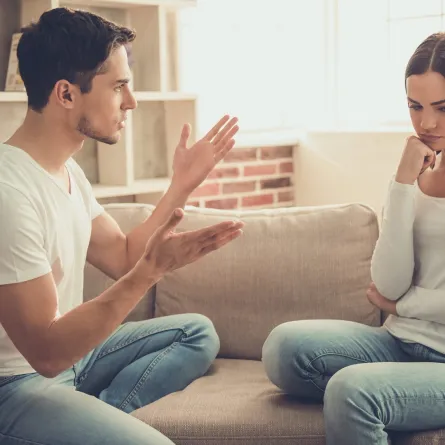 زوجان في مناقشة حادة 