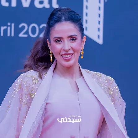 عائشة كاي بأقراط ذهب أنيقة في افتتاح مهرجان أفلام السعودية- تصوير عيسى الدبيسي خاص لسيدتي