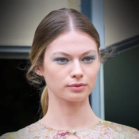 ألوان ظلال عيون مشرقة رائجة لصيف 2025