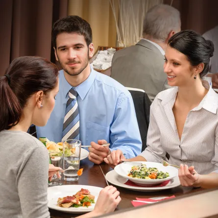 تفسير حلم رؤيا الجلوس على المائدة في المنام