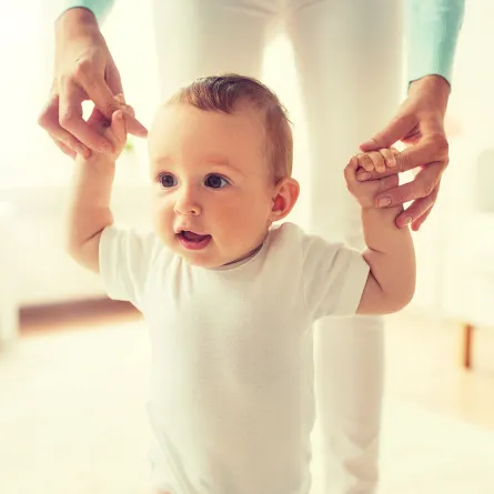 كيف تساعدين طفلك على المشي والكلام في الوقت المناسب؟ تابعي الخطوات التالية