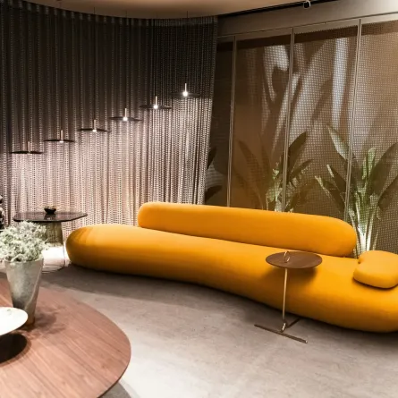 أريكة في غرفة المعيش 