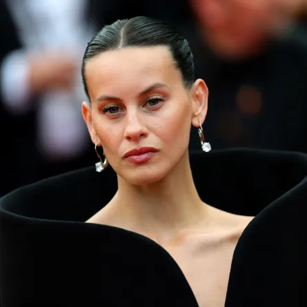 ميلينا سميت بأقراط عصرية في مهرجان كان 2025 (مصدر الصورة: Vittorio Zunino Celotto/Getty Images)