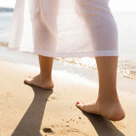 حلم المشي بدون حذاء-مصدر الصورة: Freepik