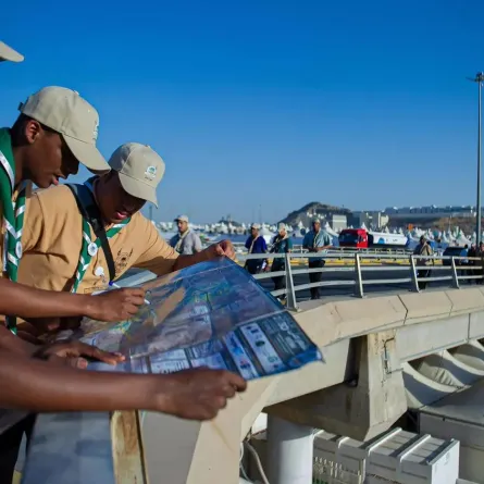 الكشافة المشاركون في موسم حج 1446هـ يباشرون مهام مسح مشعري منى وعرفات - الصورة من وام