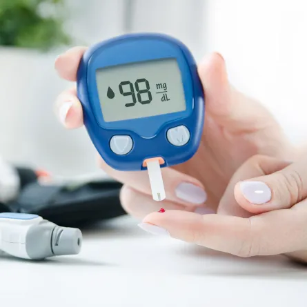 امرأة تُقيس مستوى السكر