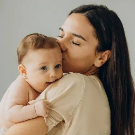 صورة لأم تحتضن طفلها الرضيع