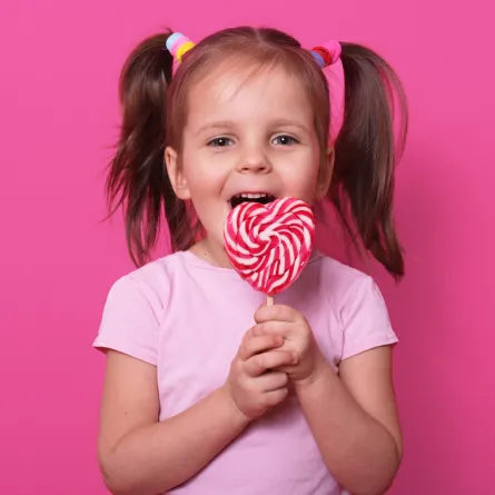 صورة لطفلة تتناول الحلوى