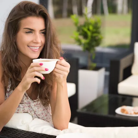 سيدة تشرب شاي النعناع للتخلص من مشاكل عسر الهضم