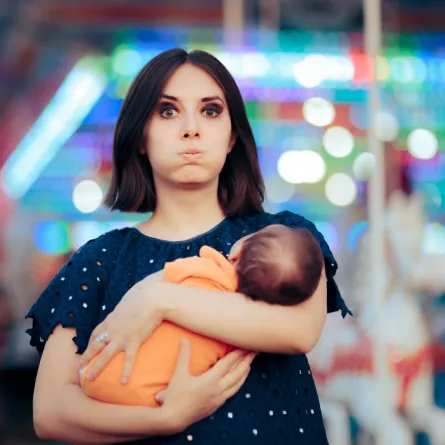 صورة لأم تحمل رضيعها وهو يبكي