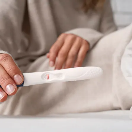 صورة لامرأة تفحص الحمل