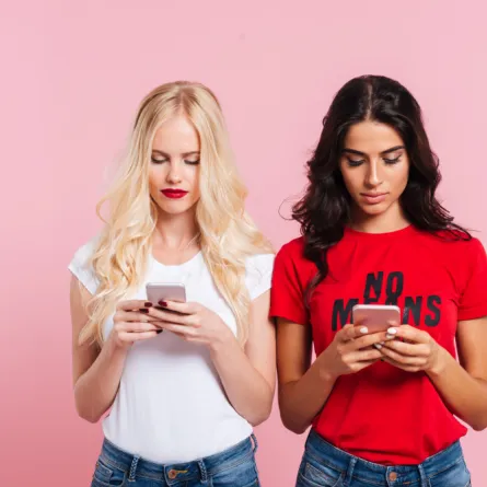 فتاتان تتصفحان مواقع التواصل - المصدر freepik