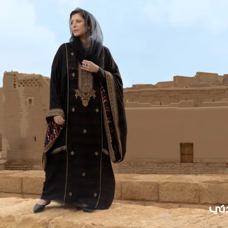 الأميرة نورة الفيصل بإطلالة من فنون التراث خلال جلسة تصوير خاصة بسيدتي