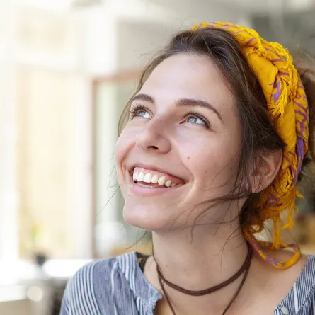 امرأة سعيدة وتتمتع بصحة نفسية جيدة