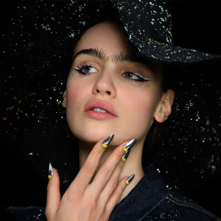 رسمات الأيلاينر الأبيض لربيع وصيف 2025