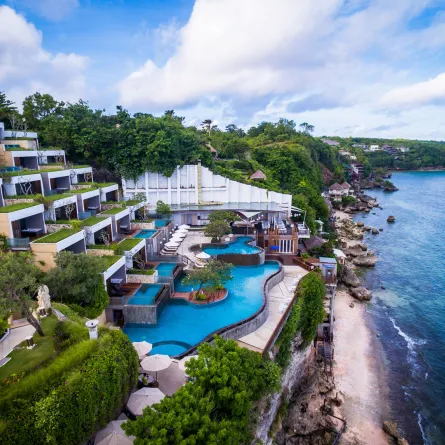 إطلالة الفلل الساحرة على المحيط بألوانه المدهشة