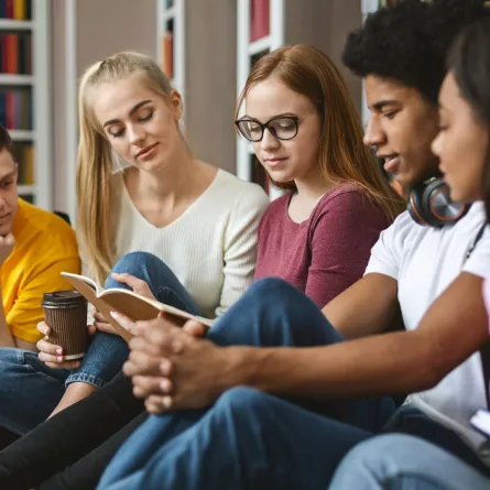 صورة مراهقين يقرأون القصص