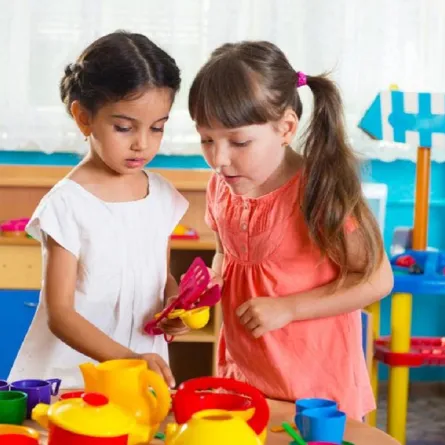 صورة لطفلتين تلعبان