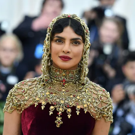 بريانكا تشوبرا في متحف متروبوليتان للفنون في نيويورك (Priyanka Chopra at the Metropolitan Museum of Art in New York). مصدر الصورة: Angela WEISS / AFP