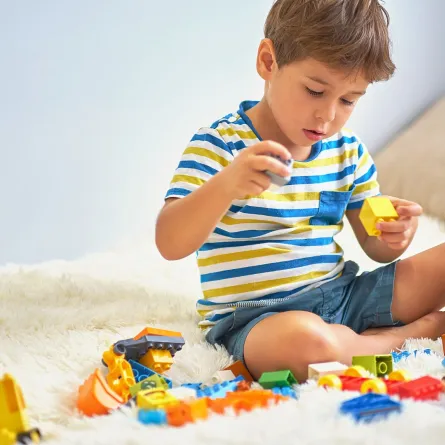 صورة طفل يلعب بالمكعبات