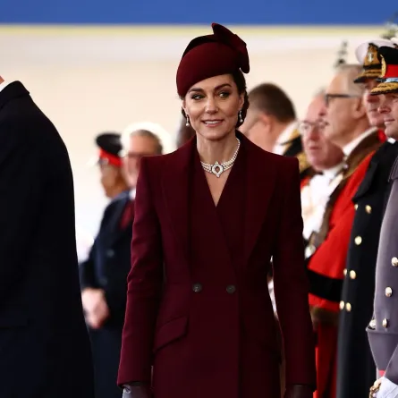 كيت ميدلتون ترتدي اللون العنابي لون العلم القطري لاستقبال أمير قطر وعقيلته