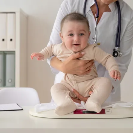 صورة لقياس وزن الطفل