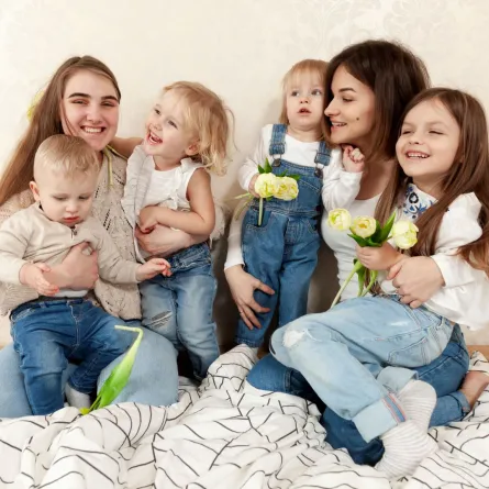 صورة لأم في زيارة عائلية