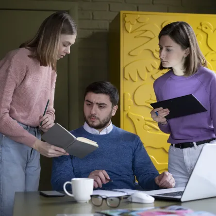 كيف تميز بين العلاقة المهنية والعلاقة الشخصية في العمل؟