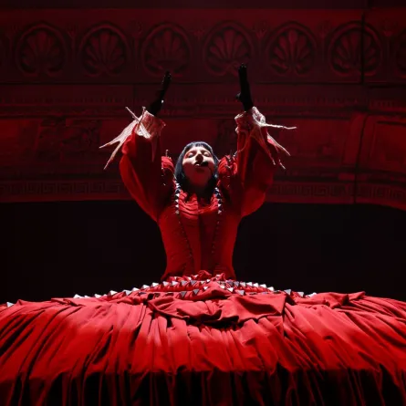 ليدي غاغا تُحيي حفلاً غنائياً على شاطئ كوباكابانا في ريو دي جانيرو، البرازيل (Lady Gaga performs at Copacabana Beach in Rio de Janeiro, Brazil). مصدر الصورة: Kevin Mazur/WireImage for Live Nation