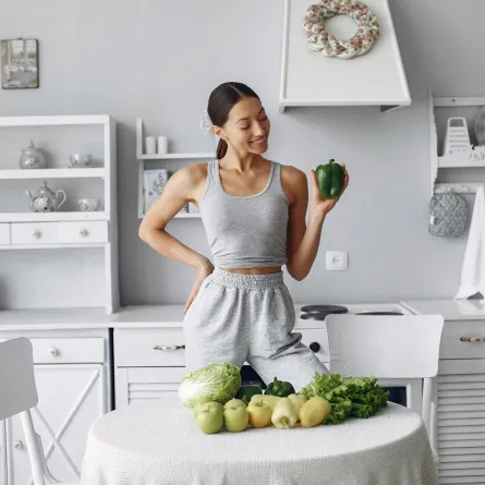 سيدة تلجأ إلى العادات الصحية اليومية للحفاظ على جسم سليم وحياة متوازنة