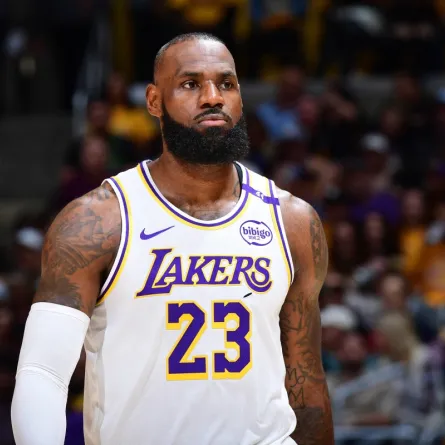 ليبرون جيمس من تصفيات الدوري الأمريكي للمحترفين لعام ٢٠٢٥ ( LeBron James of the 2025 NBA Playoffs ). مصدر الصورة:Adam Pantozzi / NBAE / Getty Images / Getty Images via AFP