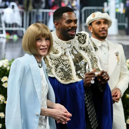 آنا وينتور وكولمان دومينغو ولويس هاميلتون في حفل ميت غالا لعام 2025 في متحف متروبوليتان للفنون في مدينة نيويورك (Anna Wintour, Colman Domingo and Lewis Hamilton at the 2025 Met Gala at Metropolitan Museum of Art in New York City). مصدر الصورة: Theo Wargo/FilmMagic