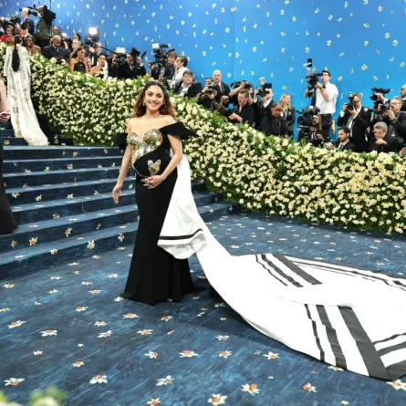 كيارا أدفاني في حفل ميت غالا لعام 2025 في متحف متروبوليتان للفنون في مدينة نيويورك (Kiara Advani at the 2025 Met Gala at Metropolitan Museum of Art in New York City). مصدر الصورة: Dia Dipasupil/Getty Images/AFP