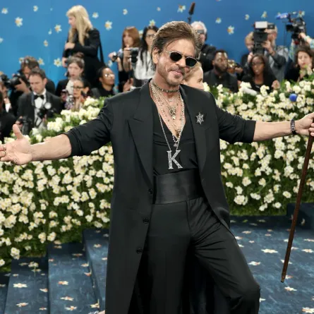 شاروخان في حفل ميت غالا لعام 2025 في متحف متروبوليتان للفنون في مدينة نيويورك (Shah Rukh Khan at the 2025 Met Gala at Metropolitan Museum of Art in New York City). مصدر الصورة: Michael Loccisano/GA/The Hollywood Reporter via Getty Images