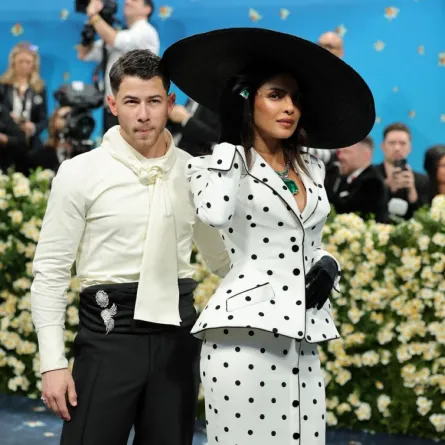 نيك جوناس وبريانكا تشوبرا جوناس في حفل ميت غالا لعام ٢٠٢٥ في متحف متروبوليتان للفنون في مدينة نيويورك (Nick Jonas and Priyanka Chopra Jonas at the 2025 Met Gala at Metropolitan Museum of Art in New York City). مصدر الصورة: Dia Dipasupil/Getty Images/AFP