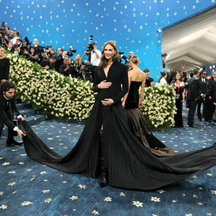 كارلي كلوس في حفل ميت غالا 2025 في متحف متروبوليتان للفنون في مدينة نيويورك (Karlie Kloss at the 2025 Met Gala at Metropolitan Museum of Art in New York City). مصدر الصورة: Dia Dipasupil/Getty Images/AFP