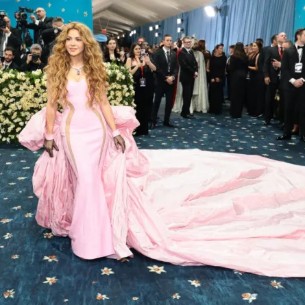 شاكيرا في حفل ميت غالا لعام 2025 في متحف متروبوليتان للفنون في مدينة نيويورك (Shakira at the 2025 Met Gala  at Metropolitan Museum of Art on May 05, 2025 in New York City). مصدر الصورة: Dimitrios Kambouris/Getty Images for The Met Museum/Vogue/AFP