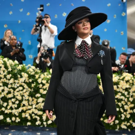 ريهانا في متحف متروبوليتان للفنون في نيويورك (Rihanna at the Metropolitan Museum of Art in New York). مصدر الصورة: Angela WEISS / AFP