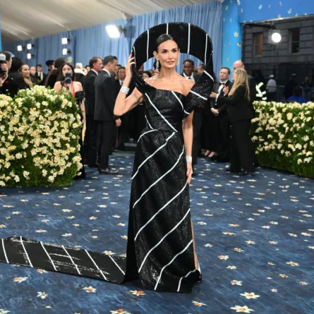 ديمي مور Demi Moore في حفل ميت غالا 2025- (مصدر الصورة ANGELA WEISS / AFP)