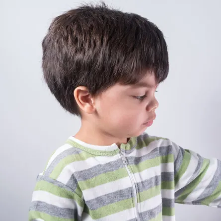 صورة تعبر عن طفل يشعر بالملل