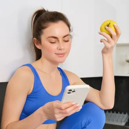 سيدة تتابع السعرات الحرارية وتأثيرها على نتائج الرجيم Image By Freepik