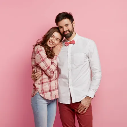 شابة سعيدة بخطيبها تضع رأسها على كتفه