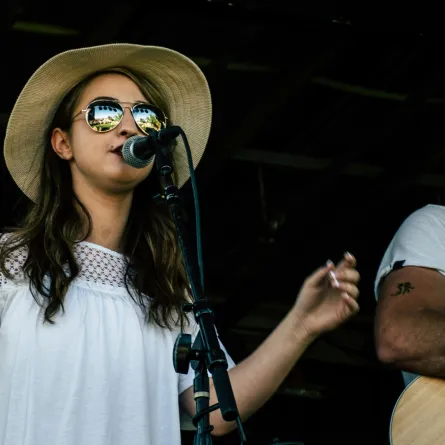 تفسير حلم الغناء 